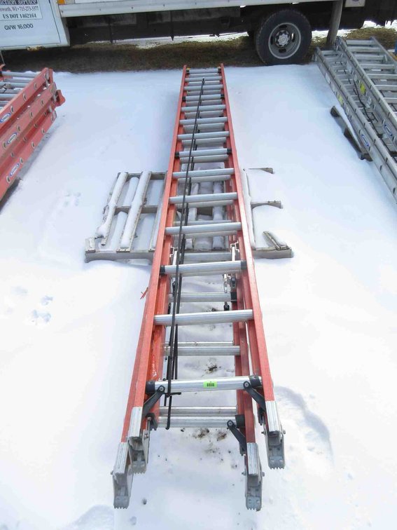 (1) Werner 28ft fiberglass extension ladder