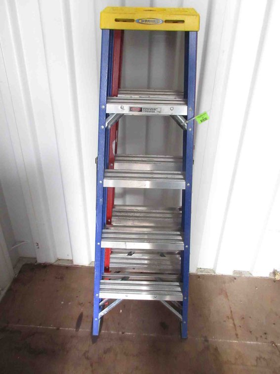 (1) Werner 5ft fiberglass step ladder
