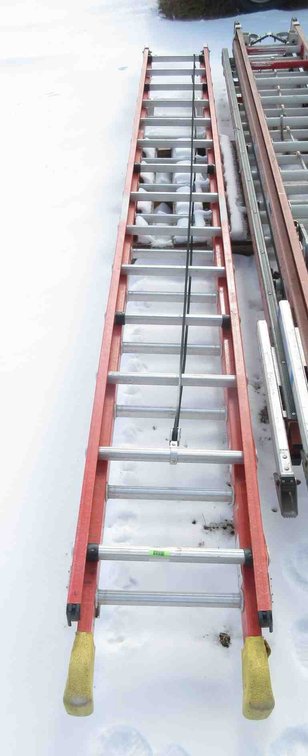 (1) Werner 28ft fiberglass extension ladder