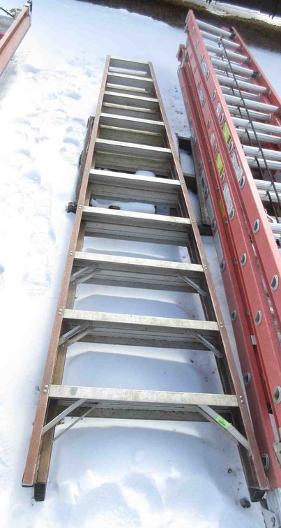 (1) Fiberglass 2-sided step ladder