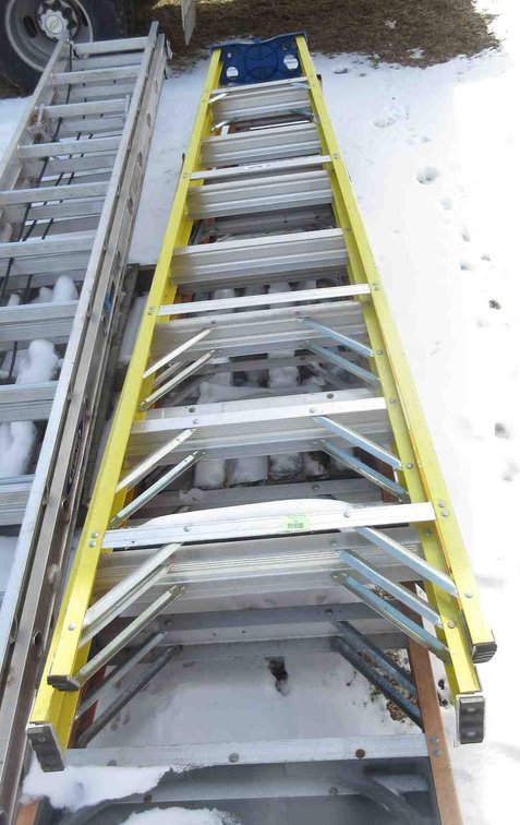 (1) Werner 8ft fiberglass step ladder
