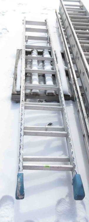 (1) Werner 20ft aluminum extension ladder