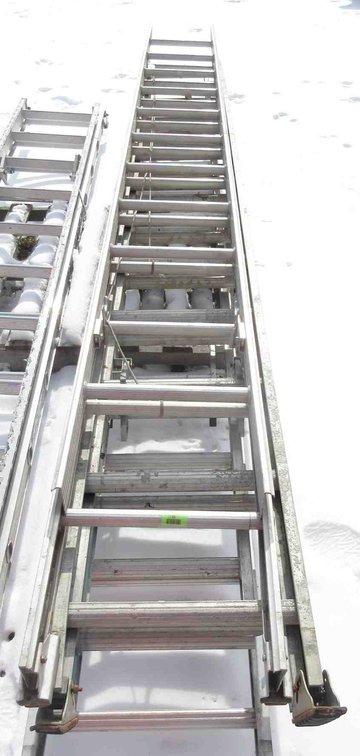 (1) Aluminum extension ladder