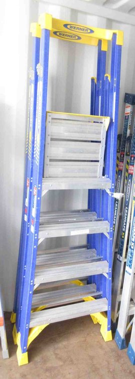 (1) Werner 4ft fiberglass step ladder with work platform