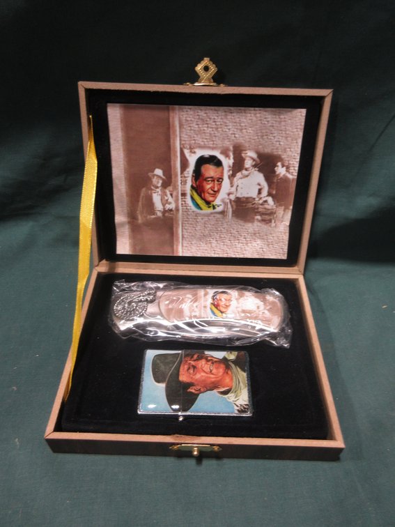 John Wayne collector knife in tin