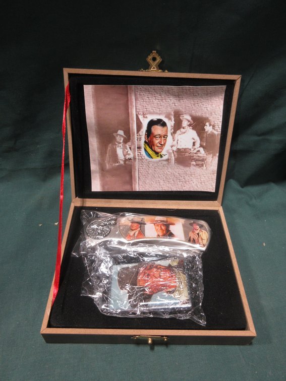 John Wayne collector knife in tin