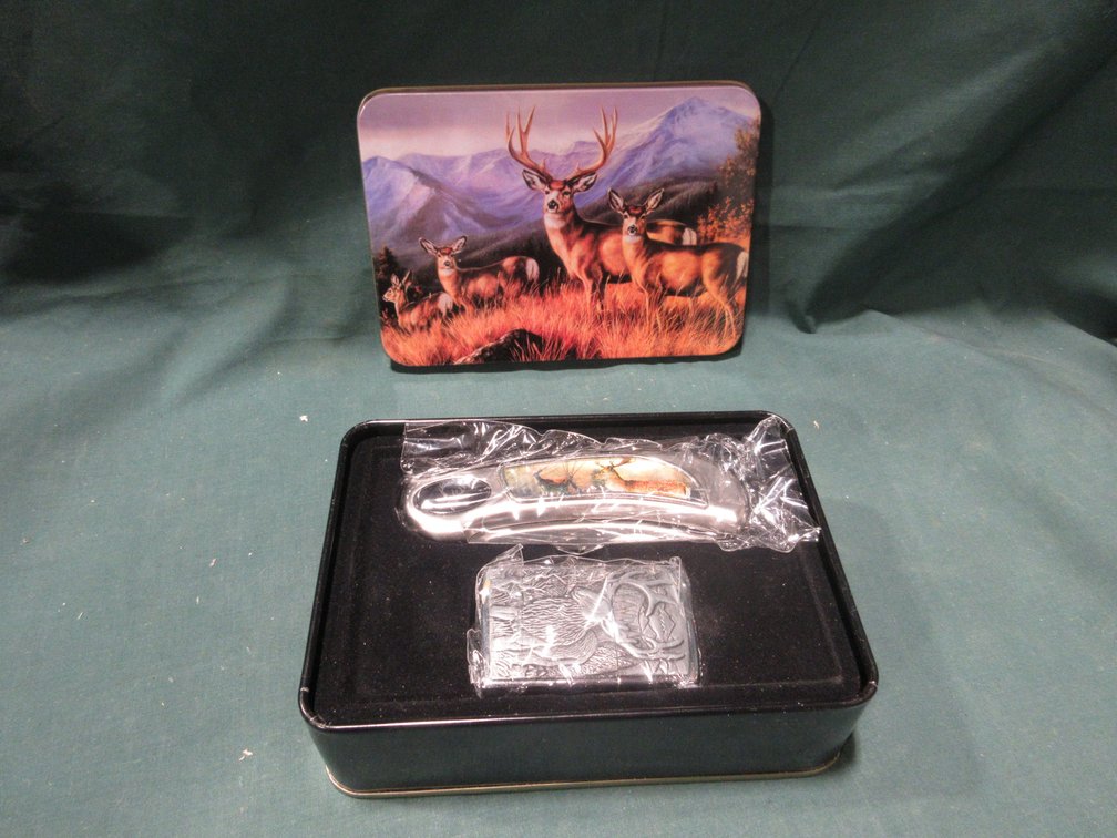 Deer collector's knife in tin