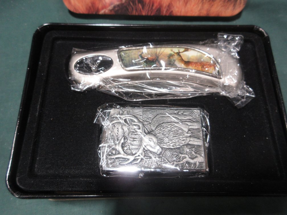 Deer collector's knife in tin