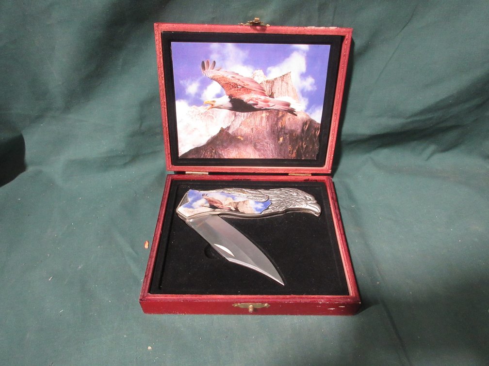 Eagle collector knife in wood case