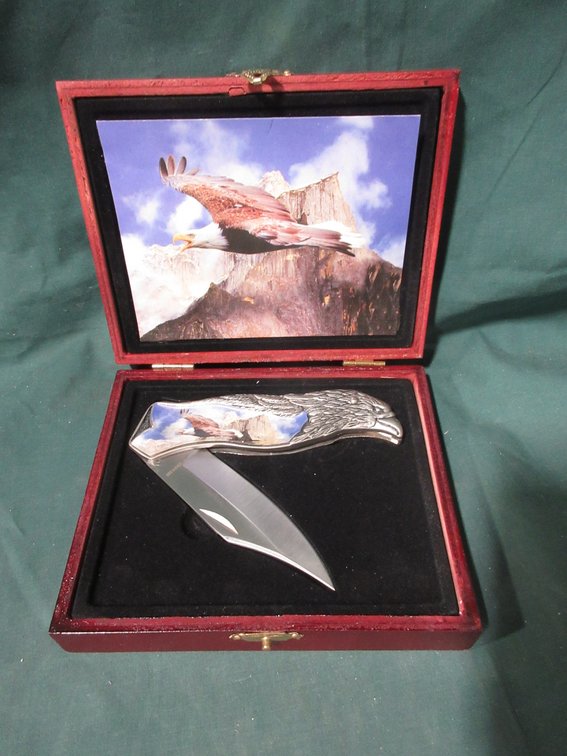 Eagle collector knife in wood case