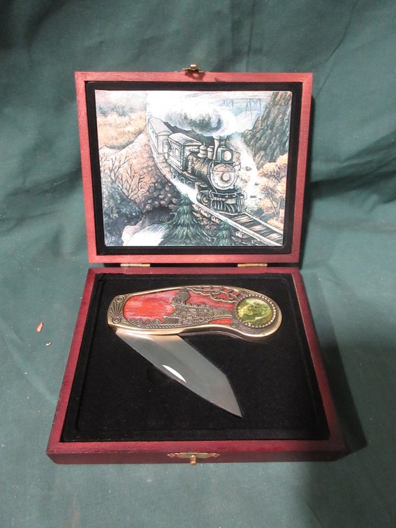 Train collector knife in wood case