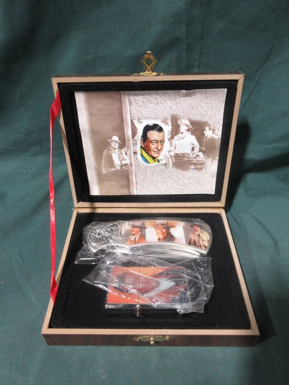 John Wayne collector knife in tin