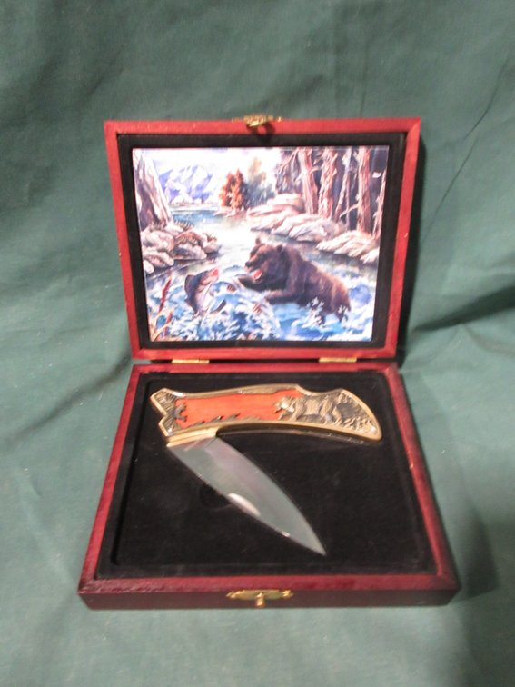 Bear in River collector knife in wood case