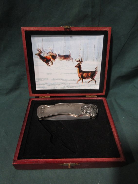 Deer collector knife in wood case