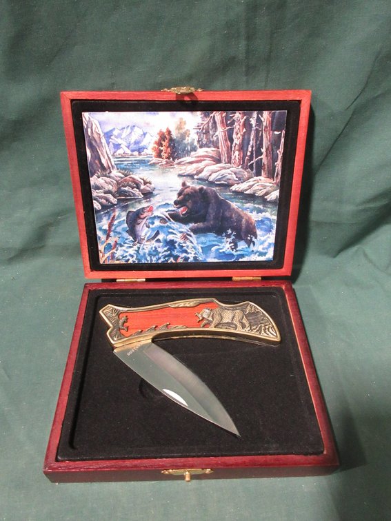 Bear in River collector knife in wood case