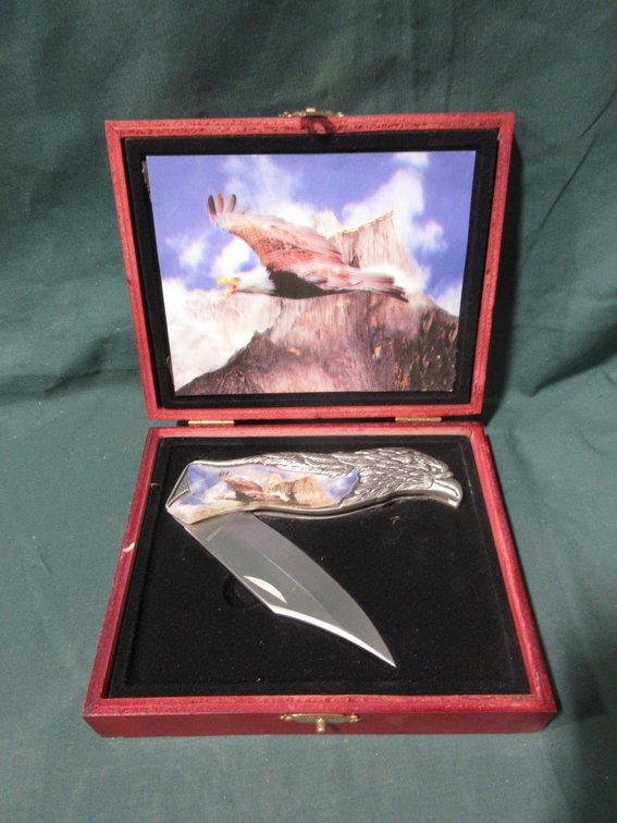 Eagle collector knife in wood case