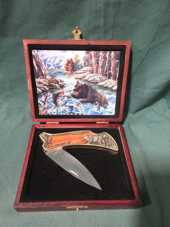 Bear in River collector knife in wood case