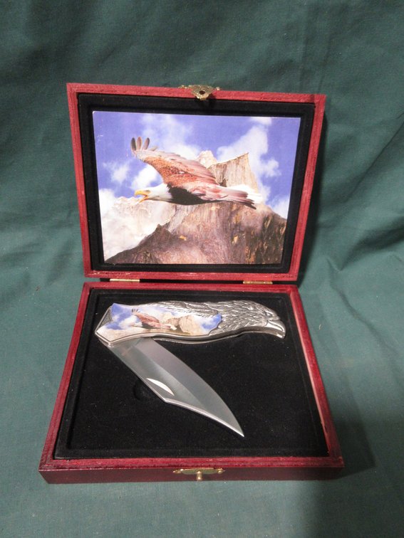 Eagle collector knife in wood case