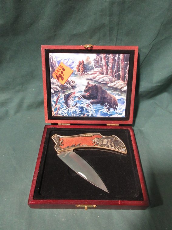 Bear in River collector knife in wood case