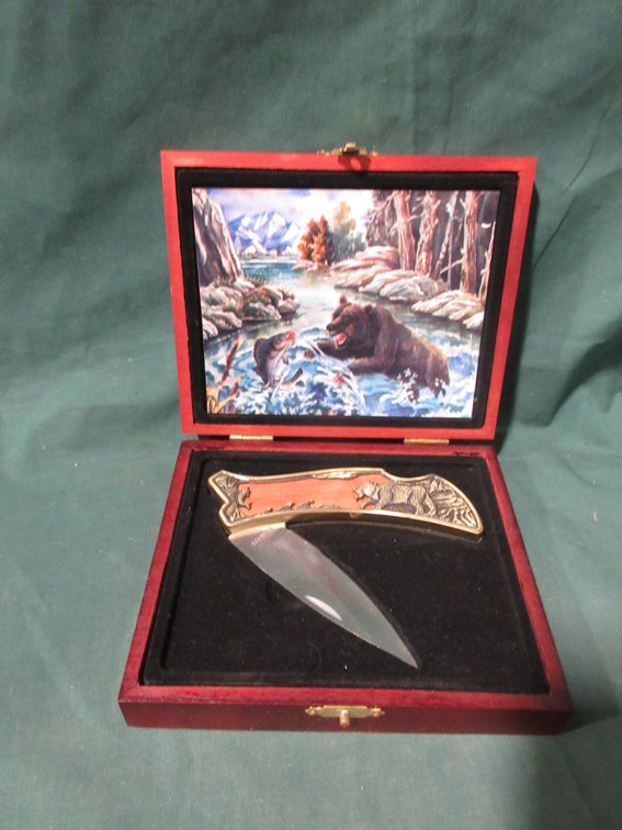 Bear in River collector knife in wood case