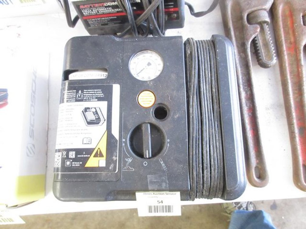 Portable auto air compressor