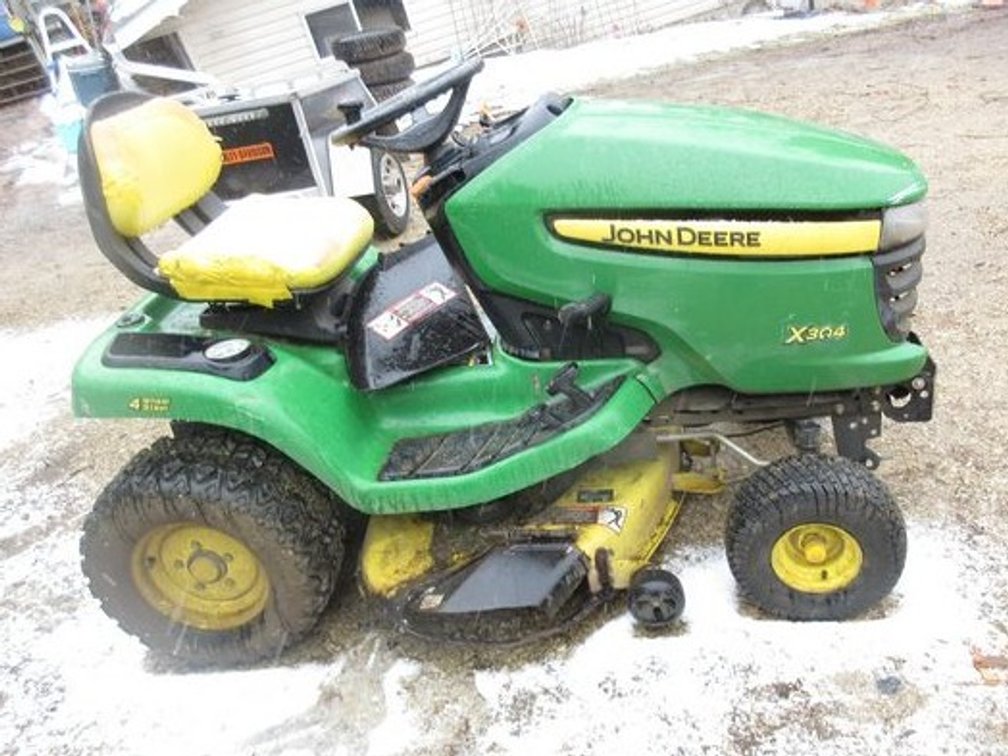 John Deere X304 rider mower (runs & drives)