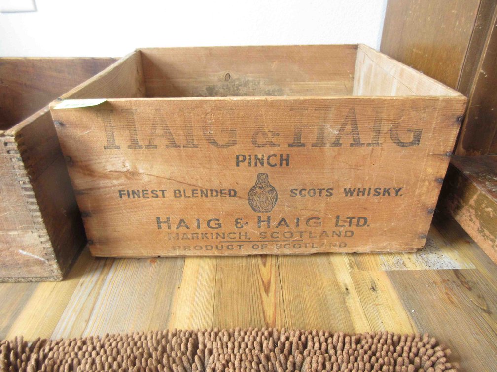Haig & Haig Pinch whiskey wood crate