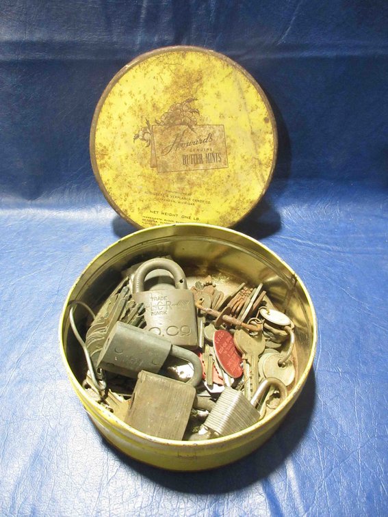 Tin with locks and keys