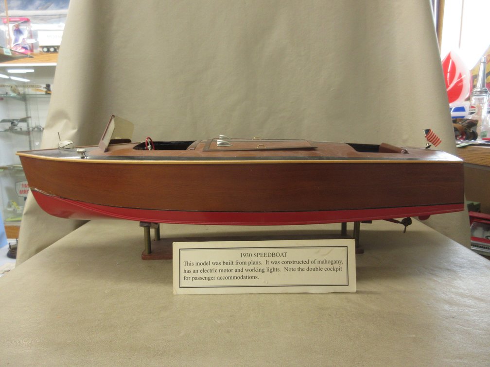 Wood model 1930 Speedboat with electric motor and lights