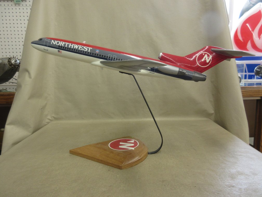 Northwest Airlines display N277US model airplane