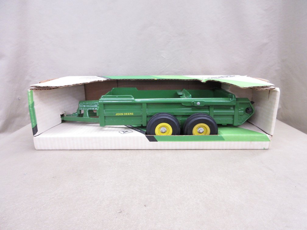 Ertl John Deere Hydra Push Spreader in box