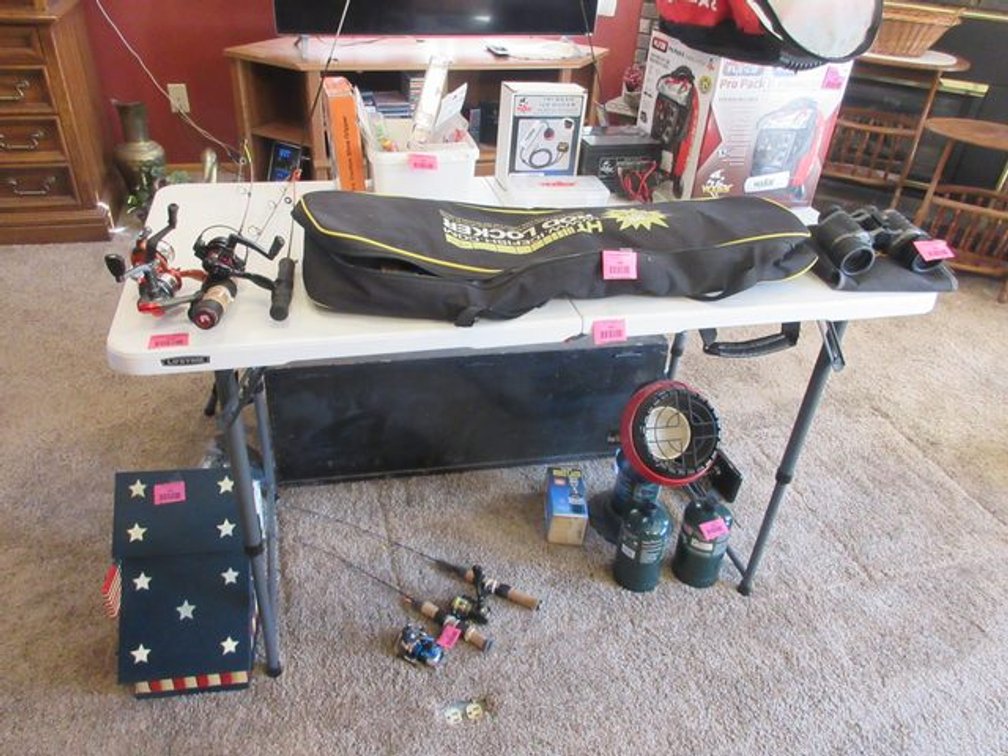 Lifetime plastic folding table with extendable legs