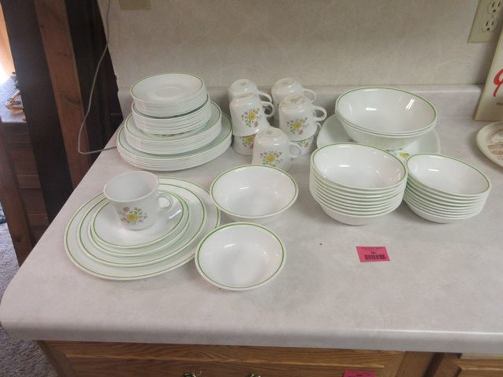 Set of Corelle dinnerware