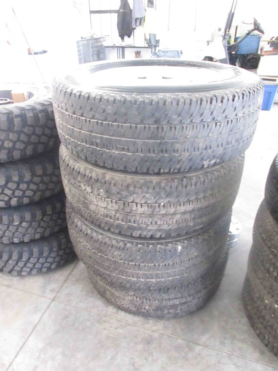 Set of (4) Michelin LT275/65R20 tires on Ford 8-bolt rims