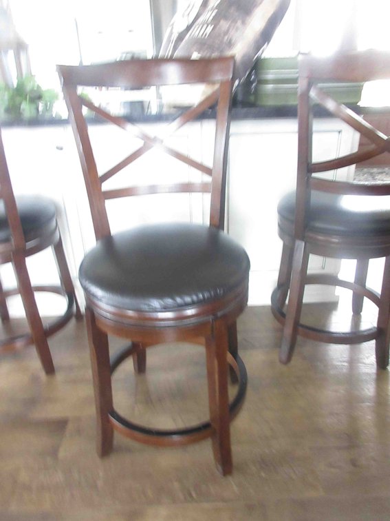 Bar stool with swivel seat