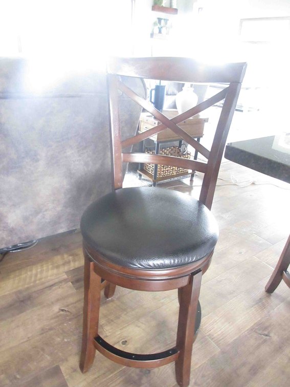 Bar stool with swivel seat
