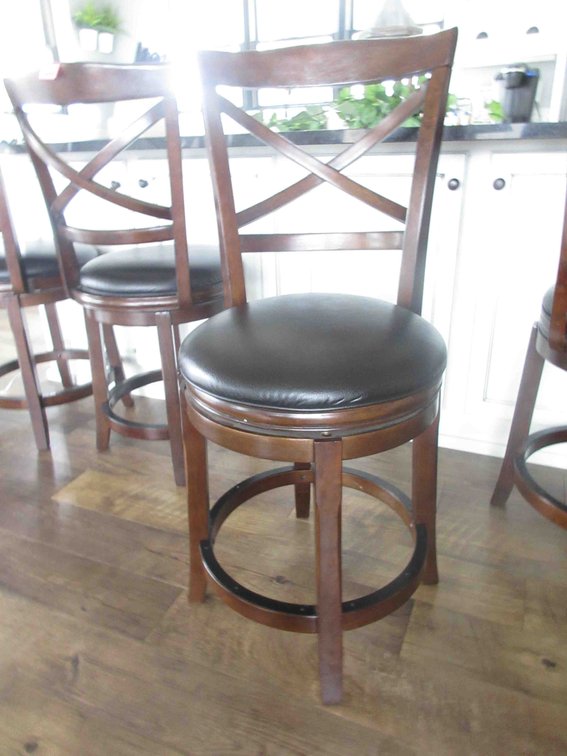 Bar stool with swivel seat