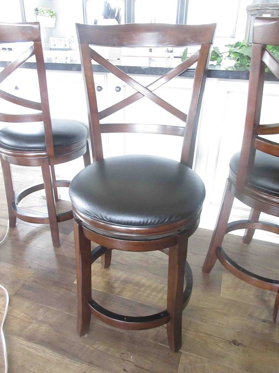 Bar stool with swivel seat
