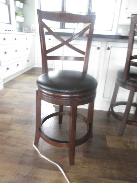 Bar stool with swivel seat