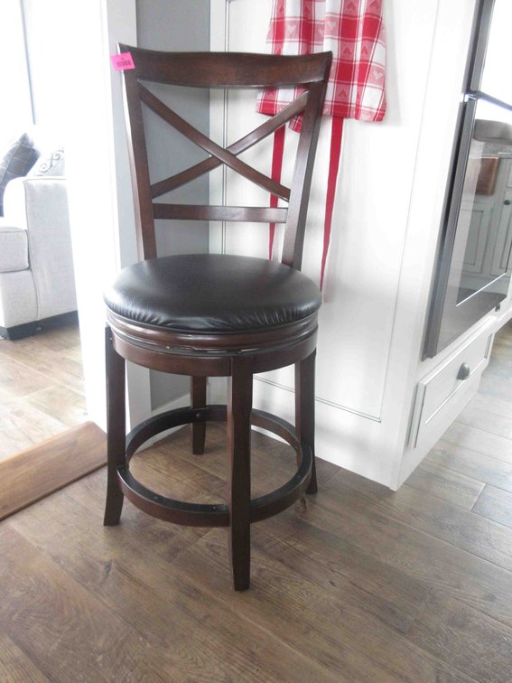 Bar stool with swivel seat