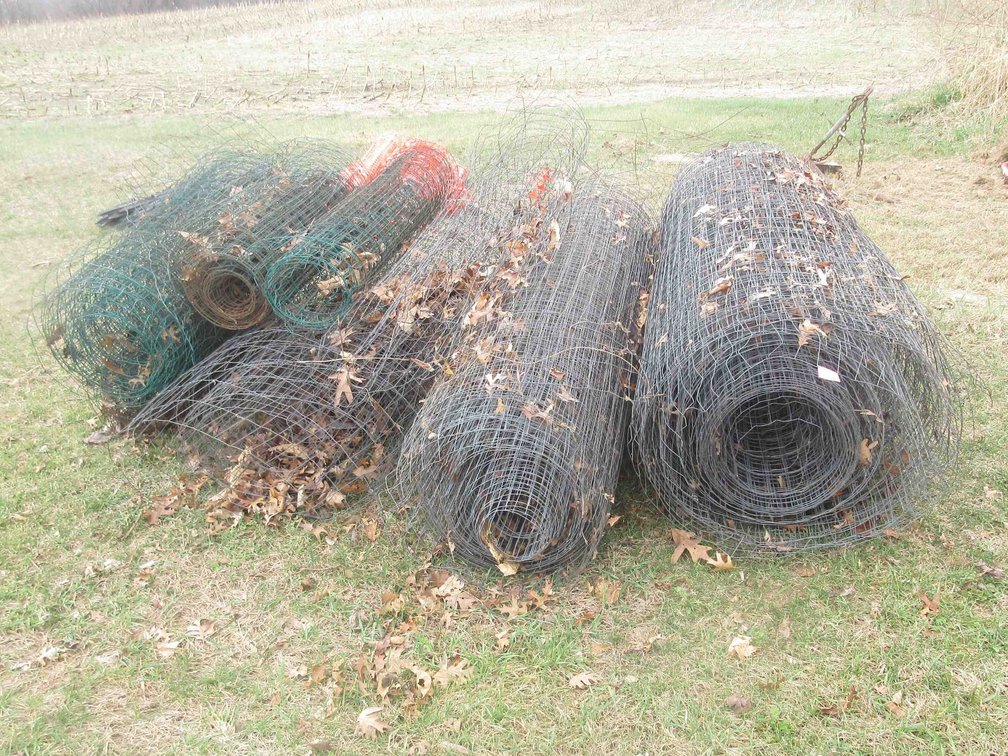Group of wire fencing