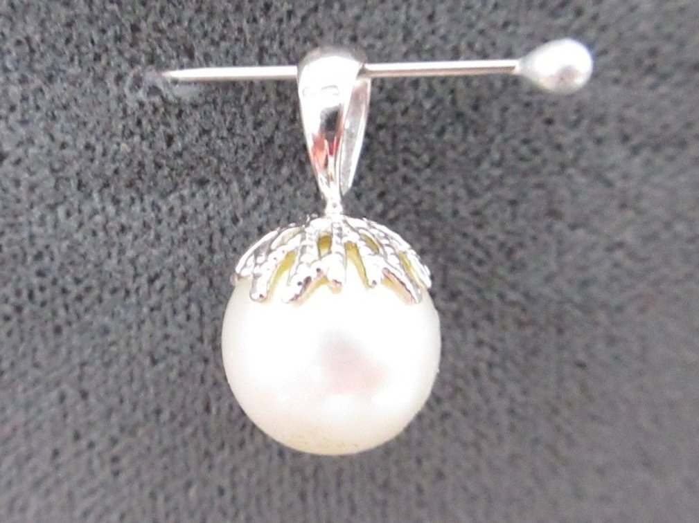 14k Solid gold pendant with pearl