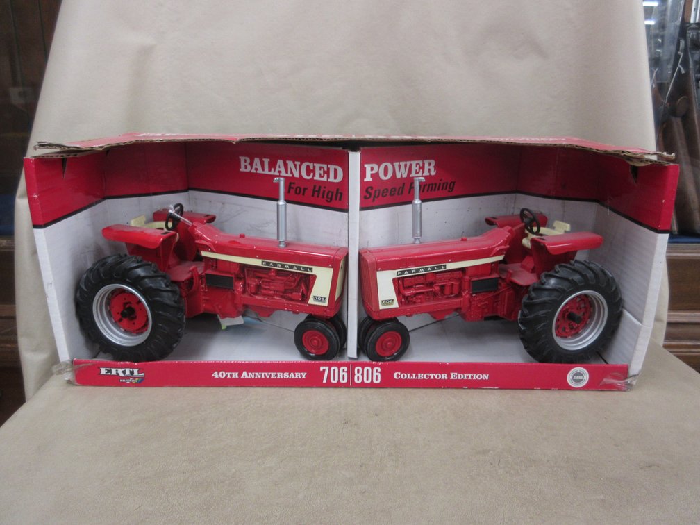 Ertl McCormick Farmall Tractors 40th Anniversary Edition 706/806 in box