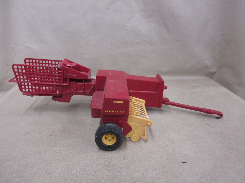 Ertl New Holland Hayliner square baler with kick thrower, no box