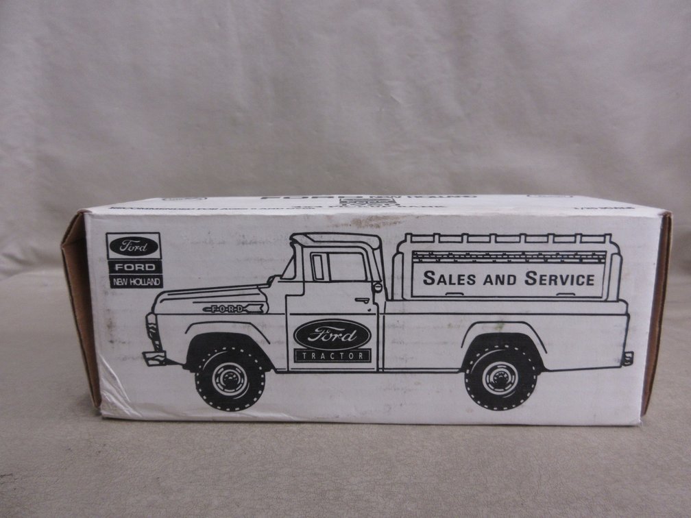 Ertl Ford Ne Holland 1960 4 x 4 pickup bank in box