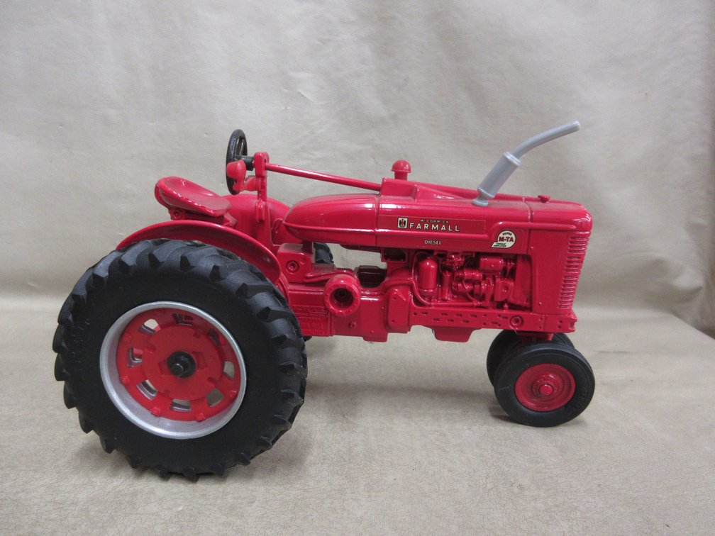 Ertl Farmall Super M-TA narrow front tractor in box