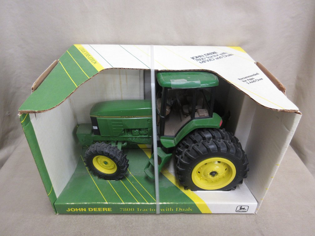 Ertl John Deere 7800 tractor with MFWD and Duals in box