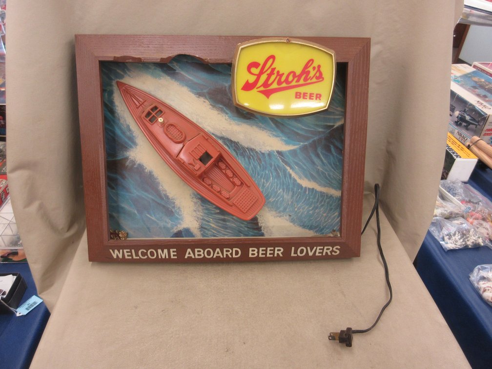 Vintage plastic Stroh's Beer lighted wall sign (lights up)
