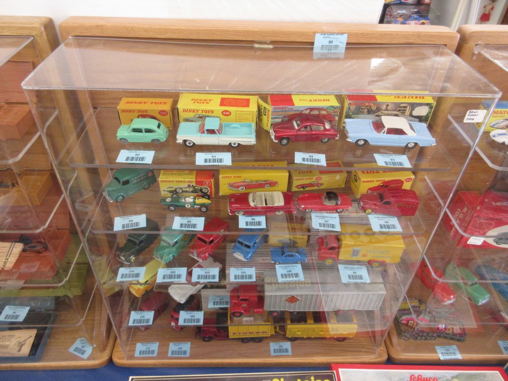 Oak display case with (4) plastic shelves with case front