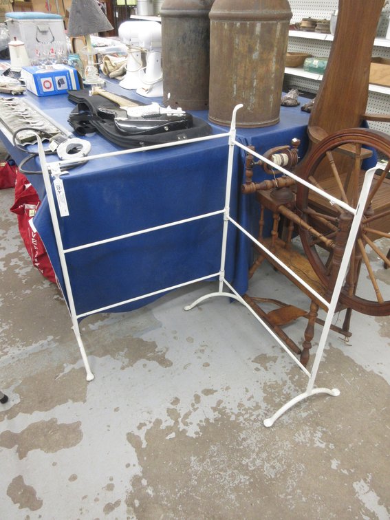 Folding metal quilt rack